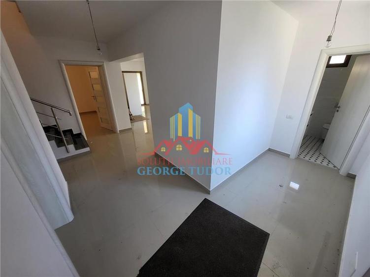 Duplex cu 4 camere cu Canalizare în Central