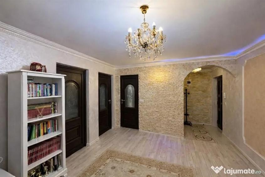 Apartament cu 3 camere semidecomandat în Exterior Vest