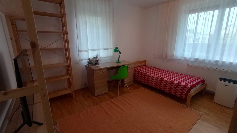 Apartament cu 3 camere decomandat în Europa