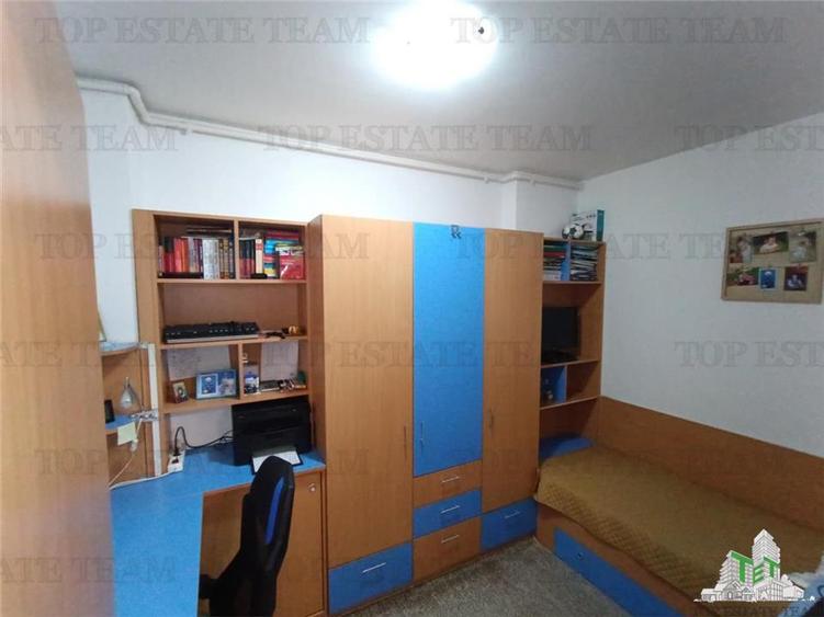 Apartament cu 3 camere semidecomandat, mobilat în Prelungirea Ghencea
