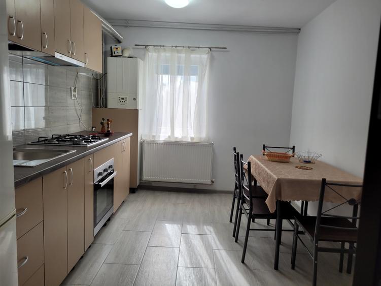 Apartament cu 3 camere decomandat în CET