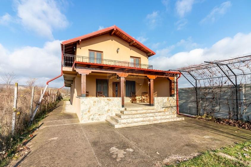 Casă individuală cu 5 camere cu Teren 2305 Mp în Pleașa