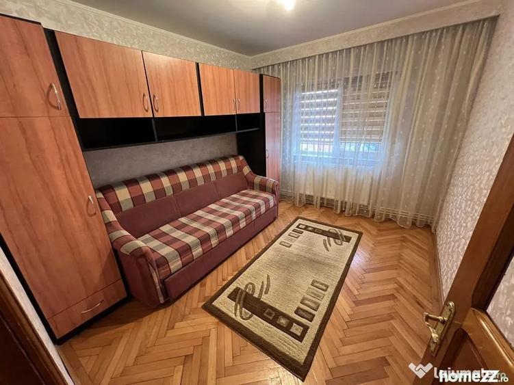 Apartament cu 3 camere decomandat în Casa de Cultură