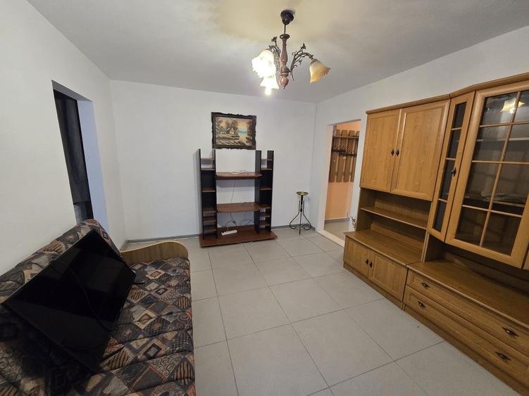 Apartament cu 3 camere semidecomandat în Ștefan cel Mare