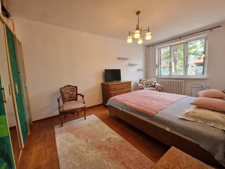 Apartament cu 3 camere semidecomandat, mobilat în Tei