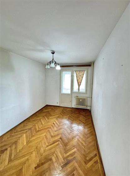 Apartament cu 3 camere semidecomandat în Berceni