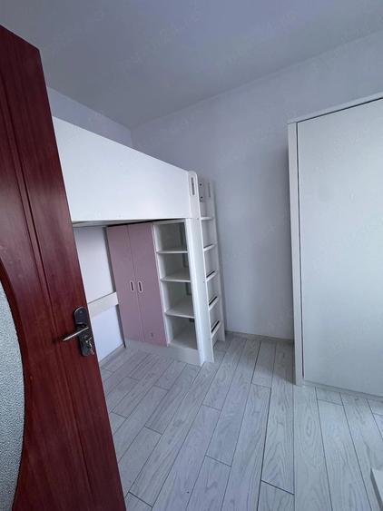 Apartament cu 3 camere semidecomandat în 9 Mai
