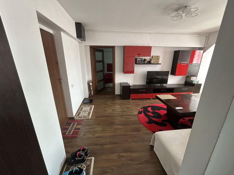 Apartament cu 3 camere semidecomandat în Tomis II
