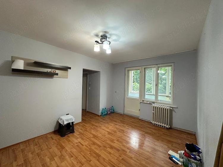 Apartament cu 3 camere semidecomandat în Exterior Vest