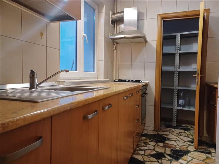 Apartament cu 3 camere decomandat, mobilat în Calea Victoriei