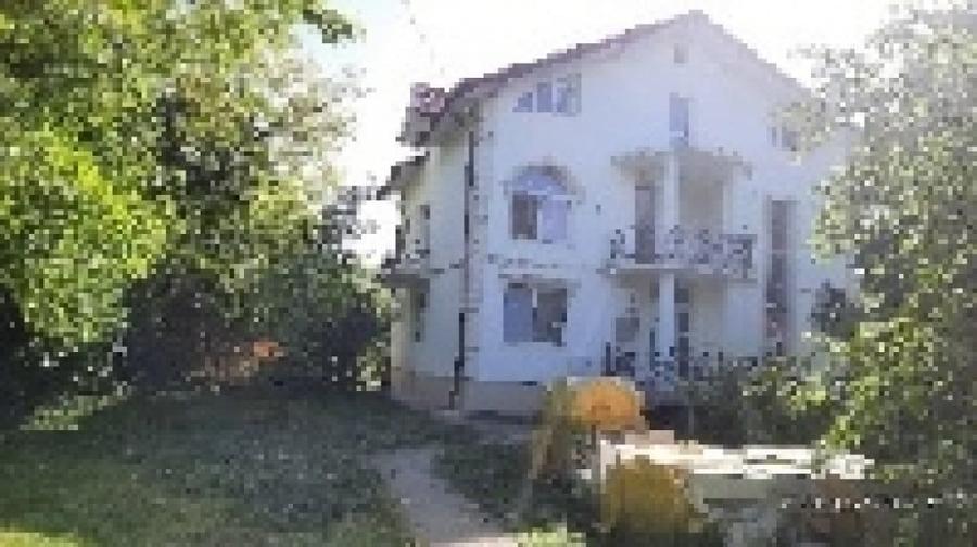 Casă cu 3 camere decomandat cu Teren 100 Mp în Central
