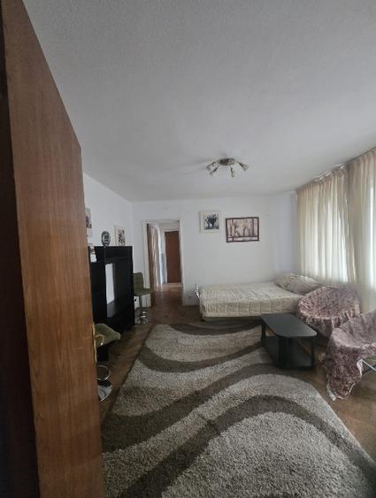 Apartament cu 3 camere semidecomandat în Dristor