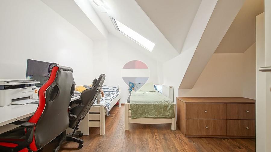 Apartament cu 3 camere decomandat, mobilat în Tractorul