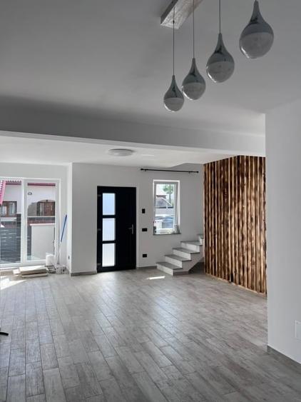 Duplex cu 5 camere cu Canalizare în Central