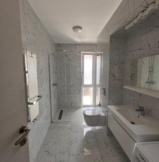 Apartament cu 4 camere decomandat, mobilat în Băneasa
