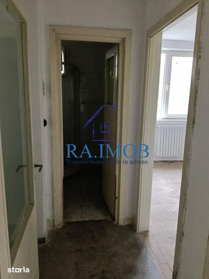 Apartament cu 3 camere semidecomandat în Republicii