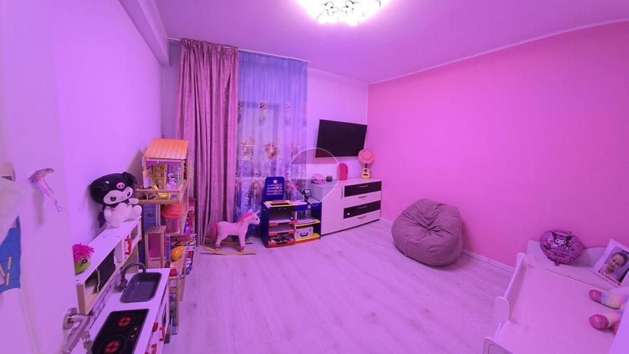Casă individuală cu 4 camere cu Teren 270 Mp în Est
