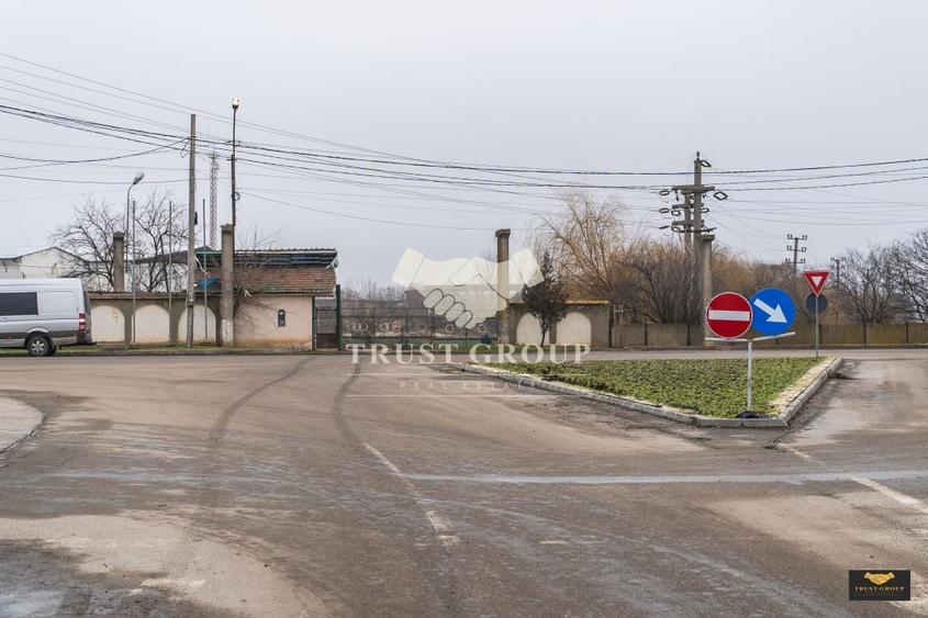Teren Construcții de 28788 mp, în Est