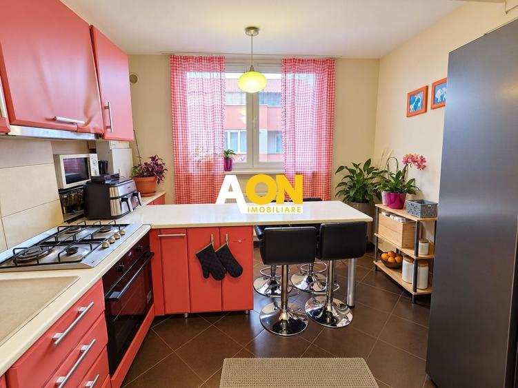 Apartament cu 3 camere decomandat, mobilat în Central