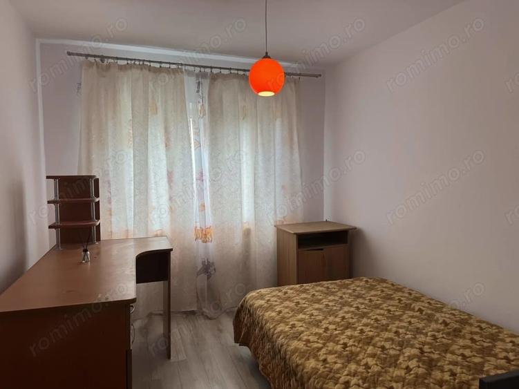 Apartament cu 3 camere decomandat, mobilat în Steaua