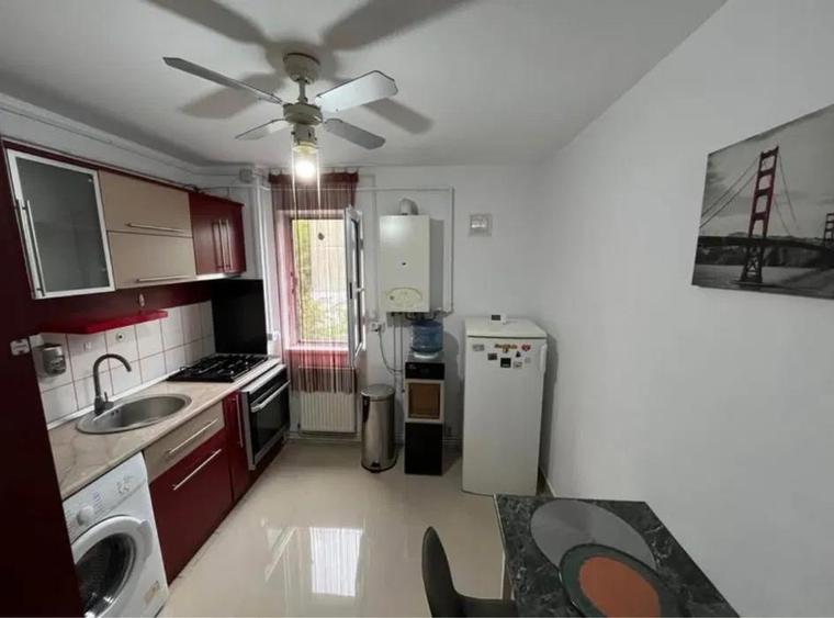 Apartament cu 2 camere semidecomandat, mobilat în Podu Roș