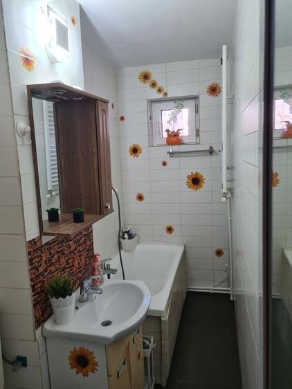 Apartament cu 4 camere semidecomandat în Carrefour
