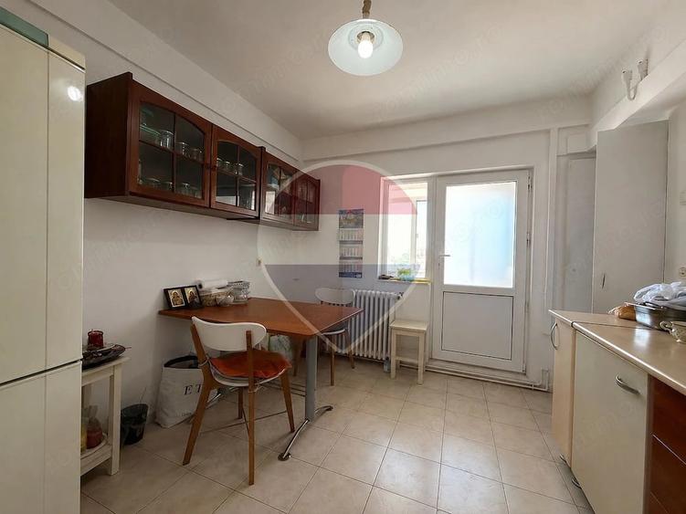 Apartament cu 3 camere decomandat în Capitol