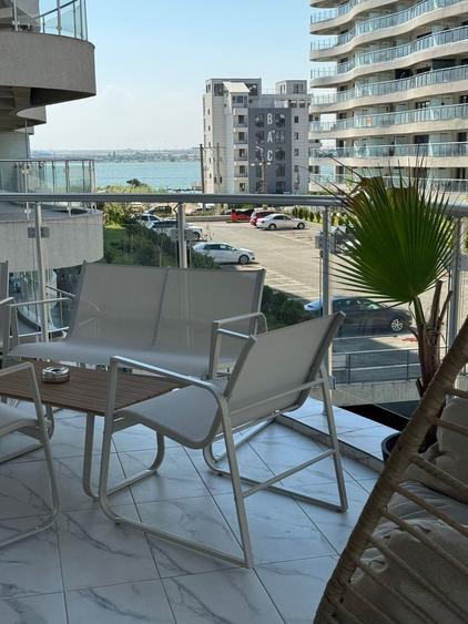 Apartament cu 3 camere semidecomandat, mobilat în Nord
