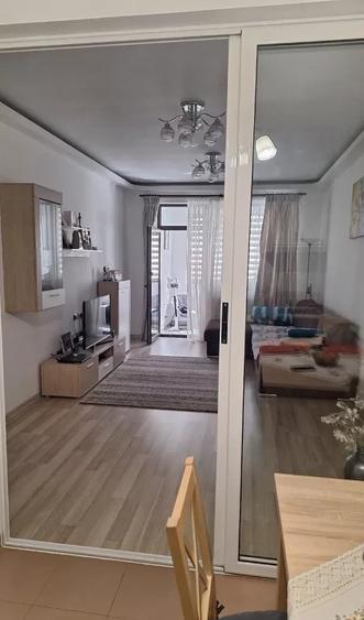Apartament cu 3 camere decomandat, mobilat în Tractorul