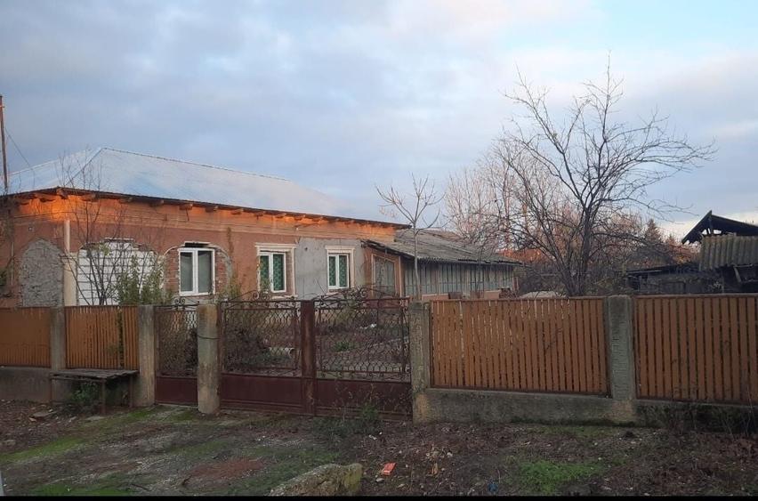 Casă cu 4 camere în Buzescu
