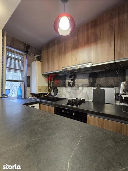Apartament cu 3 camere semidecomandat în Podu Roș
