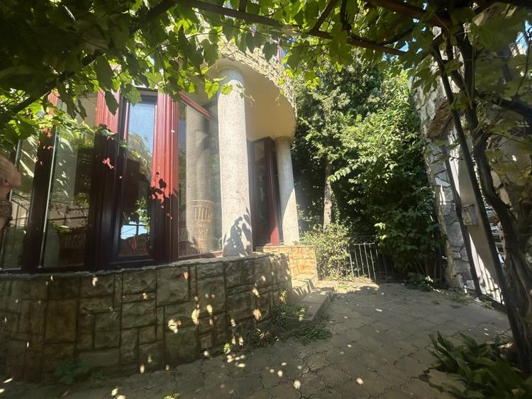 Casă individuală cu 8 camere cu Canalizare în Faleza Nord