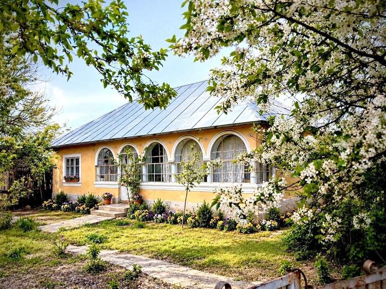 Casă cu 2 camere cu Teren 560 Mp în Central