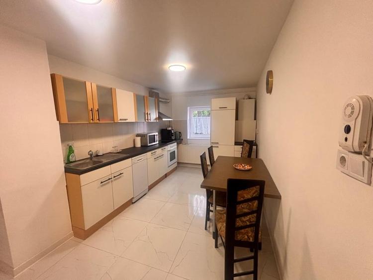 Apartament cu 3 camere decomandat, mobilat în Central