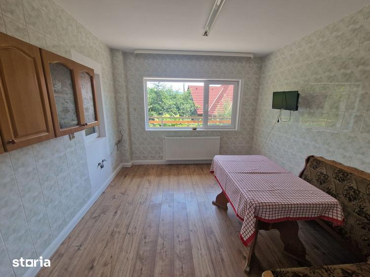 Casă cu 5 camere cu Teren 700 Mp în Ghioșești