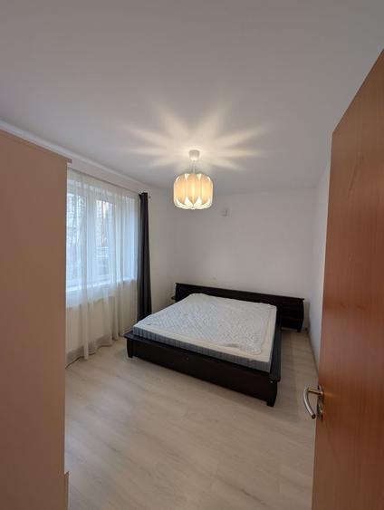 Apartament cu 3 camere semidecomandat în Calea Dumbrăvii