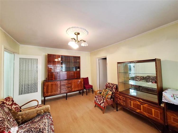 Apartament cu 3 camere semidecomandat în Mioriței