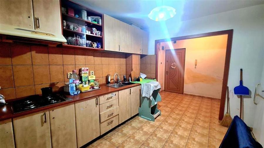 Apartament cu 5 camere decomandat, mobilat în Girocului