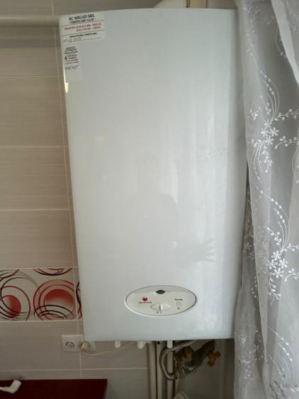 Apartament cu 3 camere semidecomandat, mobilat în Calea Galați
