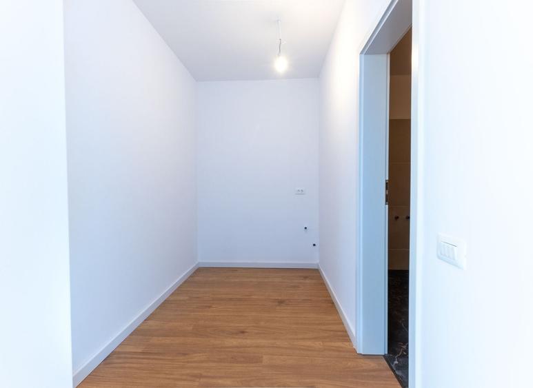 Apartament cu 4 camere semidecomandat în Metalurgiei