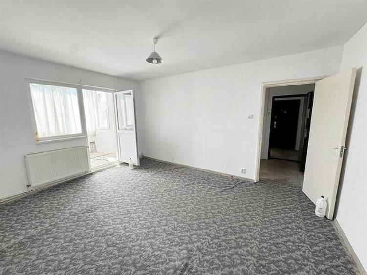 Apartament cu 4 camere semidecomandat în Centrul Civic