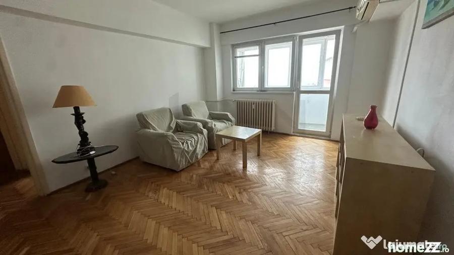 Apartament cu 3 camere semidecomandat în 1 Mai