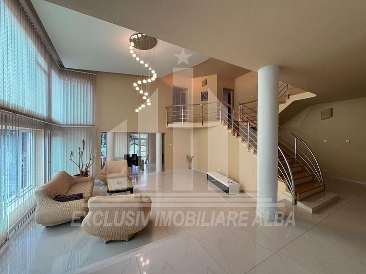 Casă individuală cu 8 camere cu Canalizare în Cetate
