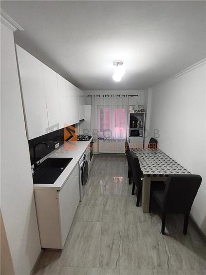 Apartament cu 3 camere decomandat, mobilat în Unirii Nord