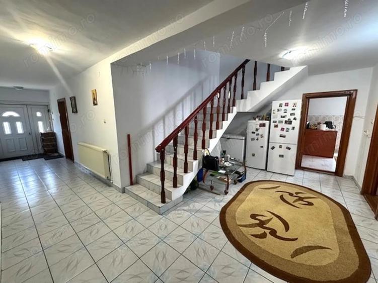 Casă cu 6 camere cu Teren 1250 Mp în Central
