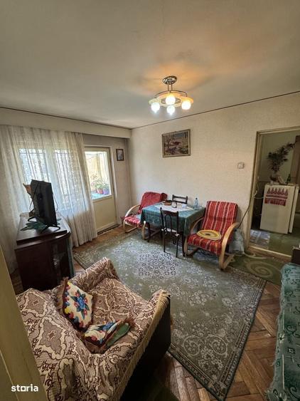 Apartament cu 3 camere semidecomandat în Exterior Vest