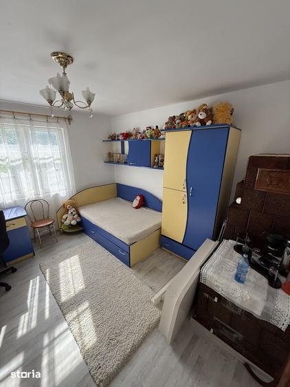 Casă cu 5 camere cu Teren 1400 Mp în Mănăstirea Cașin