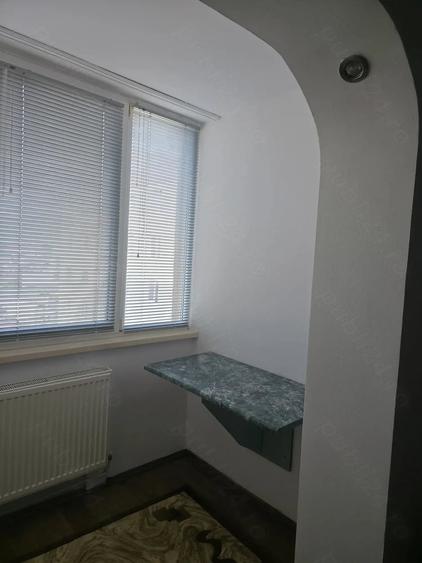 Apartament cu 3 camere semidecomandat în Centrul Civic