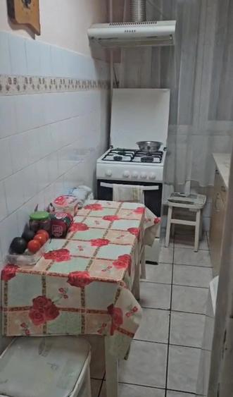 Apartament cu 3 camere semidecomandat în P-ța Doina