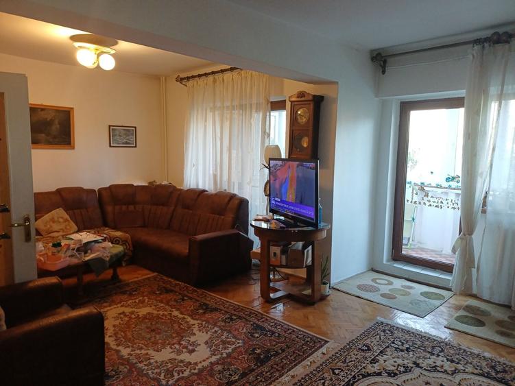Apartament cu 4 camere decomandat în Calea București